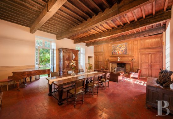 An elegant 17th-century manor house and overhanging gardens, in Autoire, in the Lot department  - photo  n°4